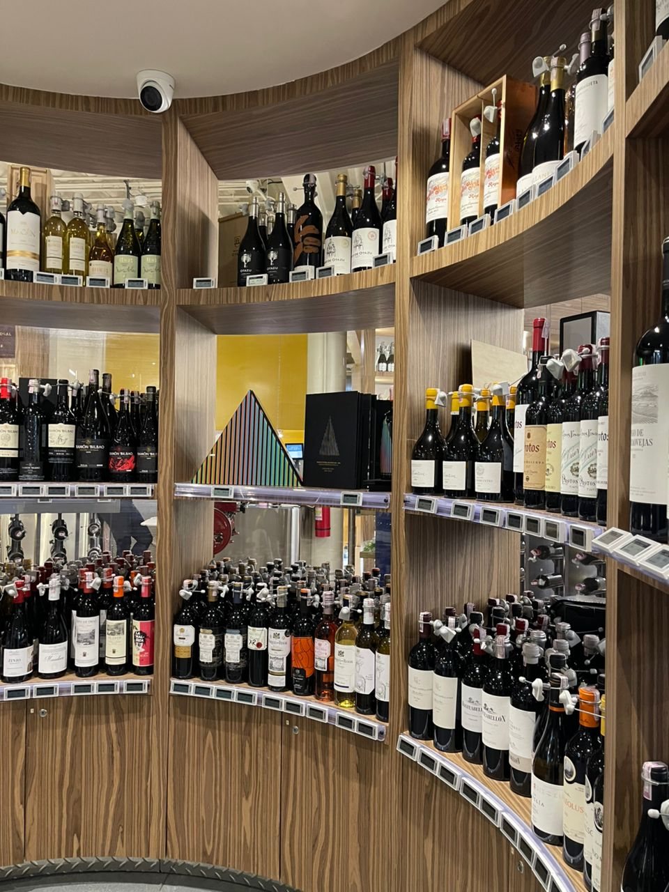 Cava de vinos circular de Grand Gourmet con botellas de distintas regiones
