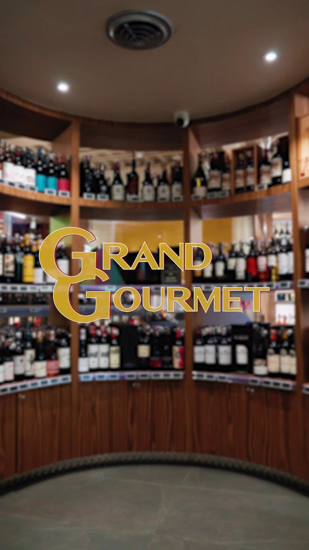 Cava circular de vinos de Grand Gourmet con el logo dorado de la tienda en Las Mercedes, Caracas