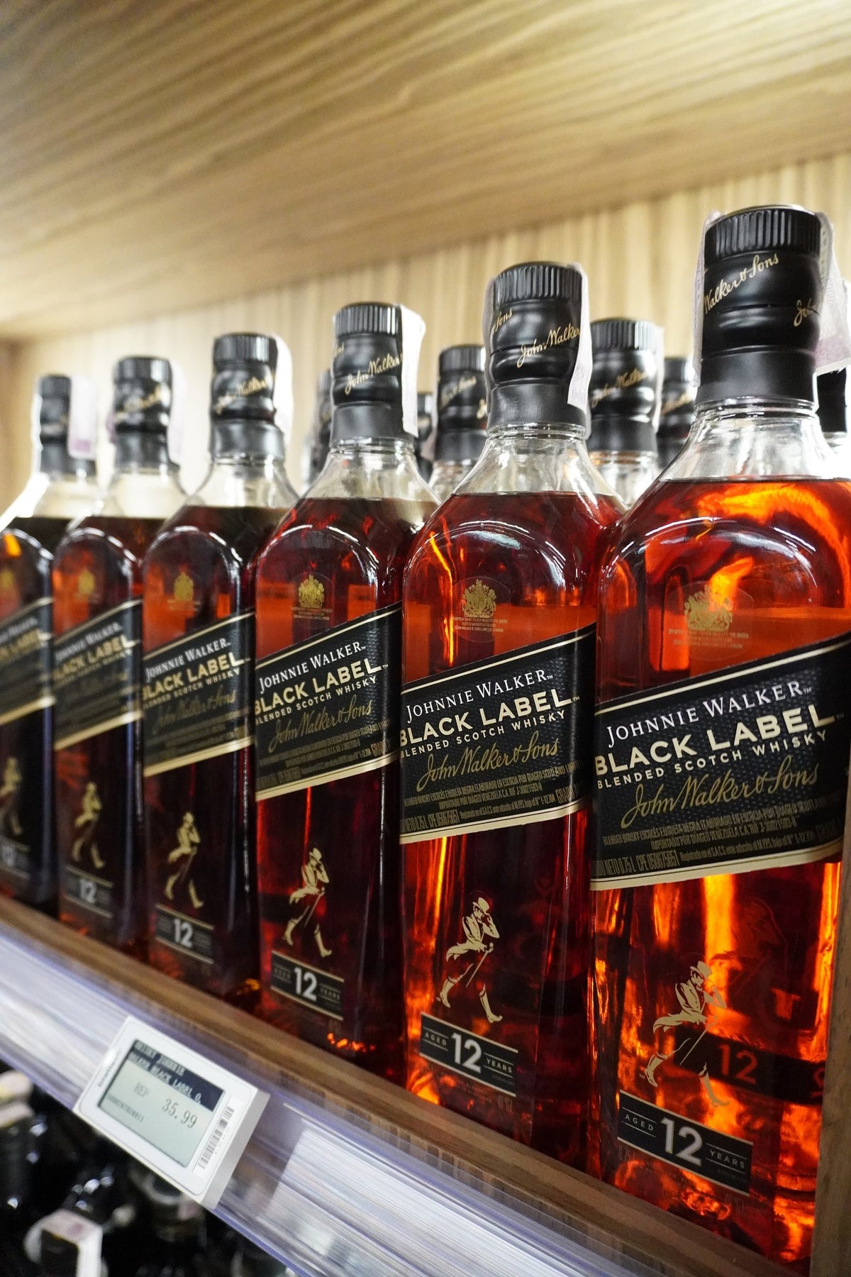 Botellas de Johnnie Walker Black Label 12 años en el anaquel de Grand Gourmet
