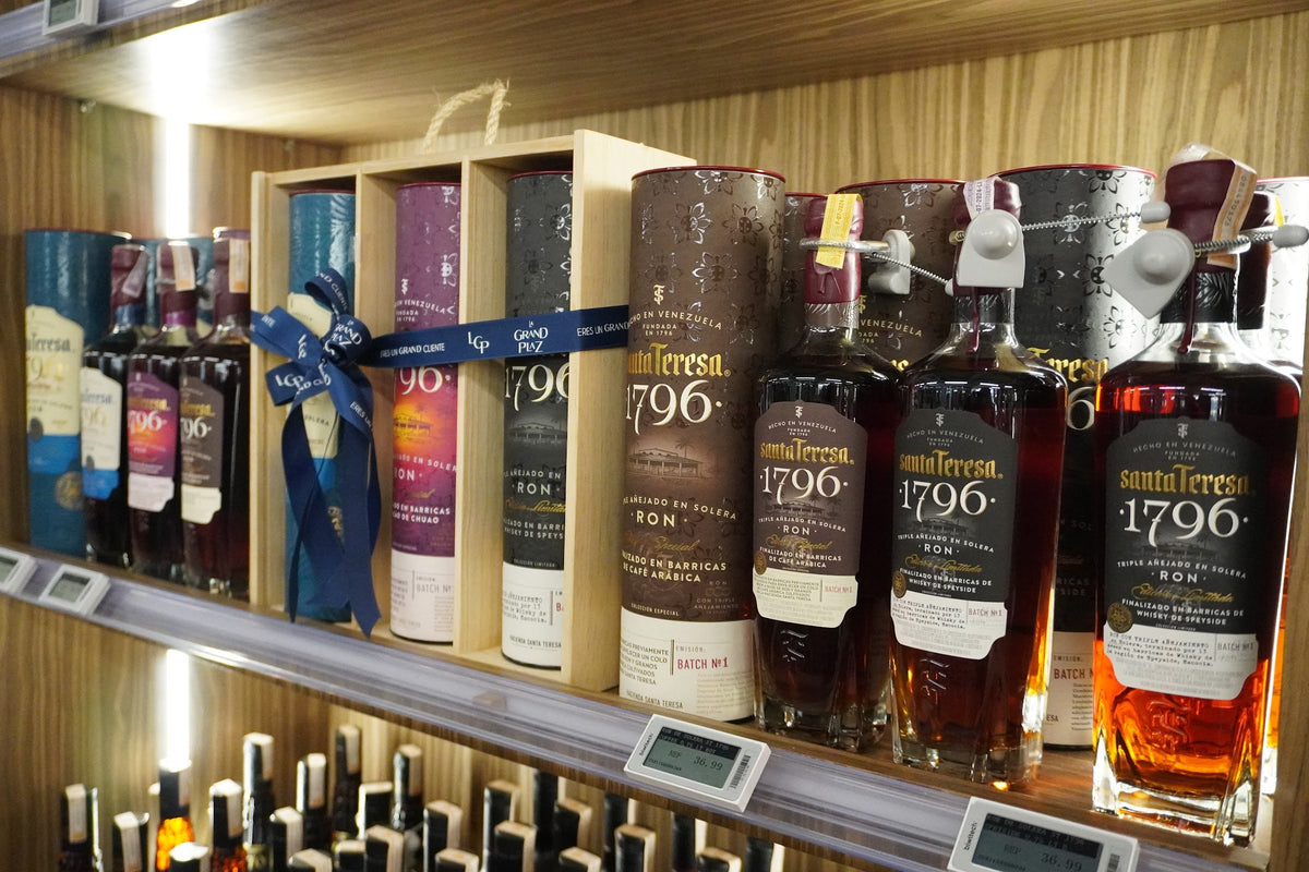Ron Santa Teresa 1796 y estuches de regalo en el anaquel de Grand Gourmet